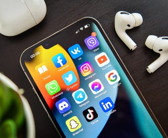 Handy der Social Media Agentur coalo Augsburg
