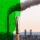 Ein schwarzweißes Foto von rauchenden Fabrikgebäuden wird übermalt von einem Pinsel mit grüner Farbe als Symbol für Greenwashing